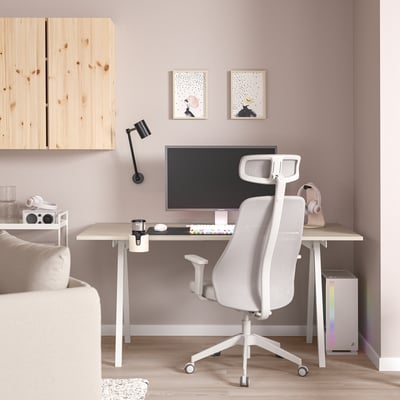 Oficina minimalista a casa: escriptori i cadira TROTTEN blancs, equipats amb monitor, altaveus i llum. Decoració neutra amb art mural.