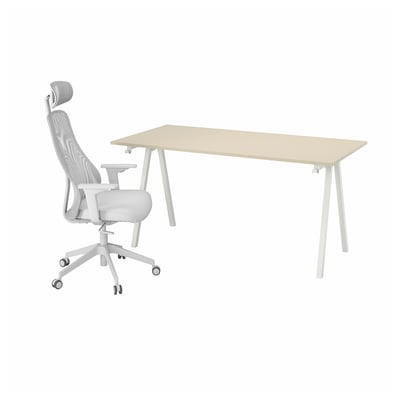 Combinació moderna d'escriptori i cadira minimalista. Escriptori de color beix clar, cadira blanca amb respatller de malla.