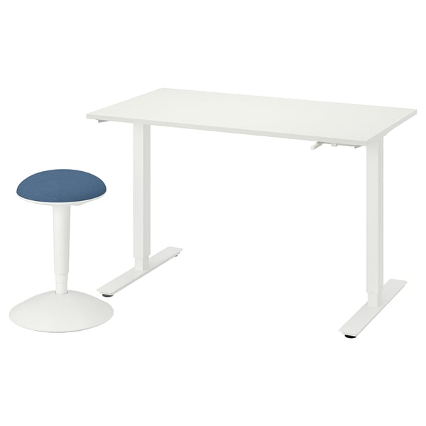 Un escriptori blanc TROTTEN i un tamboret blau. L'escriptori modern té potes ajustables i el tamboret rodó està encoixinat amb una funda blava.