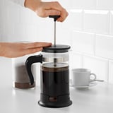 Utilitzant premsa de cafè UPPHETTA al taulell.
