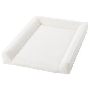 El canviador encoixinat VÄDRA blanc, de forma rectangular amb vores realçades, fabricat en peva i polièster.