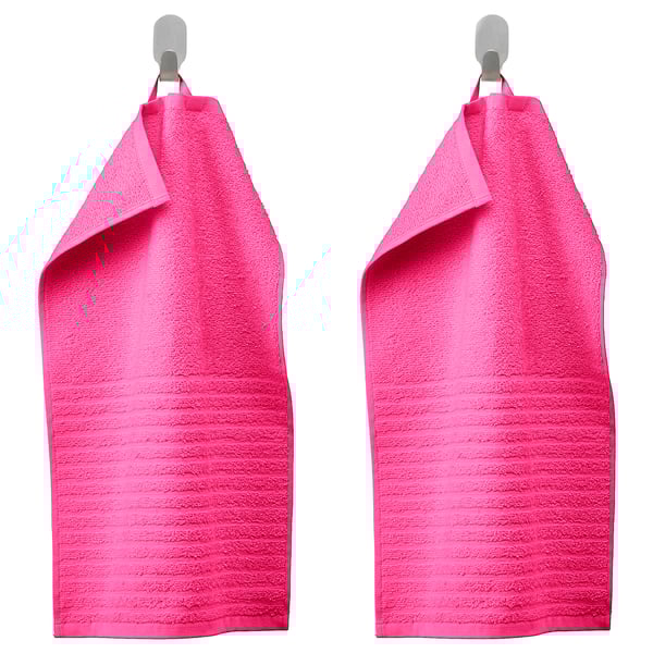 Les tovalloles VÅGSJÖN de color rosa brillant pengen una al costat de l'altra en penjadors, suaus, absorbents, amb textura.