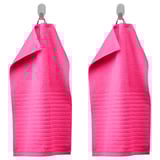 Les tovalloles VÅGSJÖN de color rosa brillant pengen una al costat de l'altra en penjadors, suaus, absorbents, amb textura.