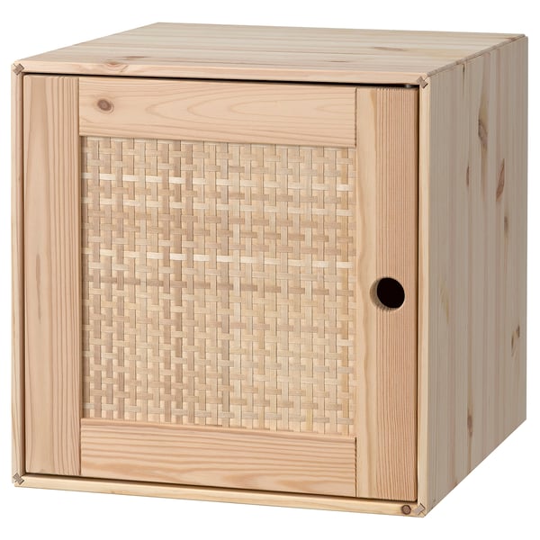 VÄLJARE: armari cub de fusta natural amb porta teixida, de color clar, rectangular i de disseny senzill.
