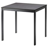 Una taula de menjador extensible VANGSTA en color negre amb tapa de fusta fosca, forma rectangular i potes metàl·liques resistents. Ideal per a seients espaiosos.