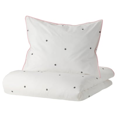 Una funda nòrdica i funda de coixí VÄNKRETS blanca amb rivets roses i patrons de punts, feta de cotó i viscosa, perfectament plegada.