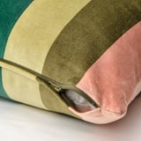 Funda de coixí multicolor amb cremallera, que mostra el seu disseny fàcil de treure.