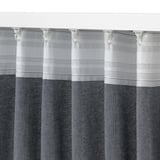 Les cortines de ratlles grises i blanques pengen perfectament, mostrant teixits de qualitat i fins i tot plecs.