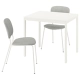 Un conjunt de menjador VIHALS blanc amb una taula extensible i dues cadires grises. És un disseny modern i minimalista.