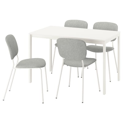 Un conjunt de menjador VIHALS blanc amb taula extensible rectangular i quatre cadires de tela gris clar amb potes blanques.