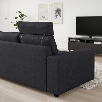 Sofà VIMLE negre modern en una sala d'estar amb televisió i art.