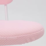 Un primer pla d'un coixí de cadira d'oficina rosa amb textura. Mostra costures detallades i teixit suau.