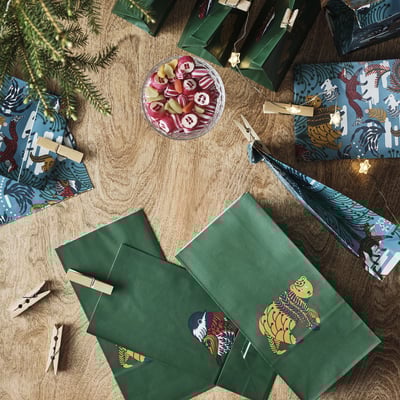 Embolica els regals de Nadal ràpidament amb les bosses VINTERFINT. Aquest conjunt té 12 bosses decorades per a petits regals.