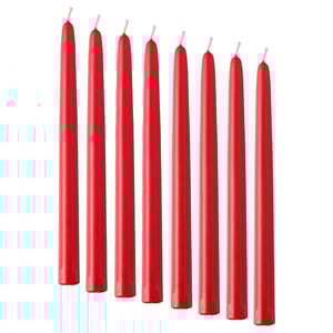 Vuit espelmes vermelles seguides, detall VINTERFINT, color vermell, forma recta, material d'estearina, cremada constant.
