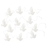 Garlandes de coloms de paper blanc, suaument enfilades sobre filferro prim, per a una decoració festiva.