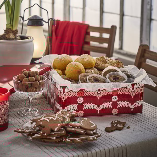 Caixa de llauna de vacances amb galetes i caramels a taula