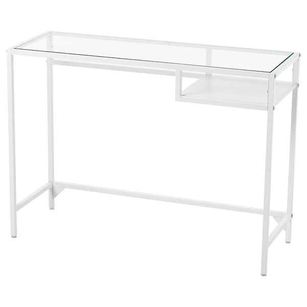 La taula VITTSJÖ té un marc metàl·lic blanc, una tapa de vidre i una petita prestatgeria de vidre. El seu disseny modern és elegant i minimalista.
