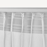Cortines transparents amb ratlles horitzontals, parcialment dibuixades.