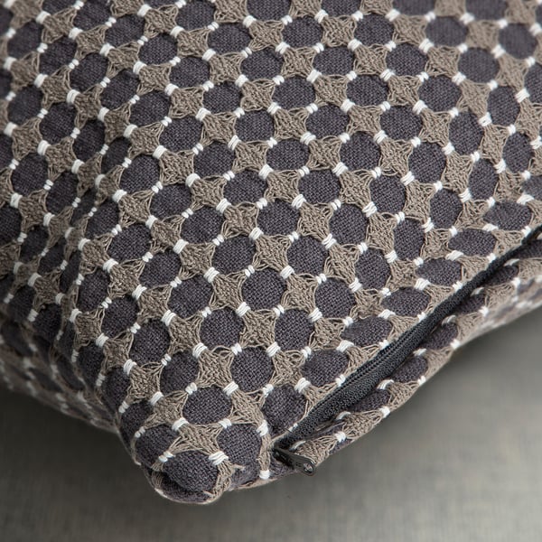 Geometric patterned cushion cover with zipper, woven in muted tones, designed to fit a 50x50 cm inner cushion.