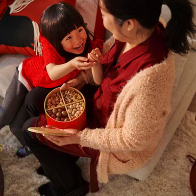 FÖSSTA red bamboo snack box with lid, 2-tiered, round, traditional chinese design.