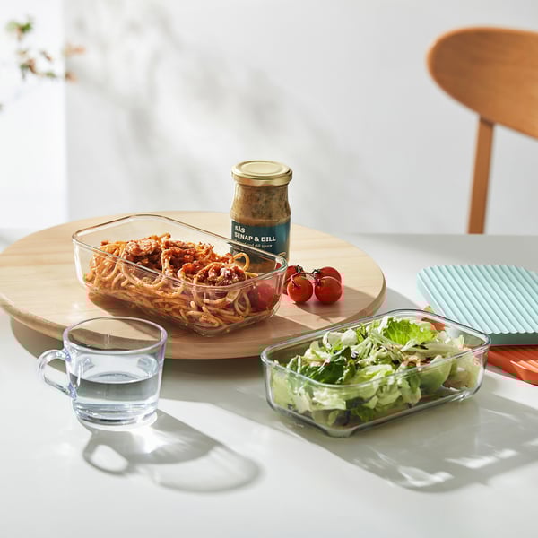 Plastic- free meal prep: glass containers with lids for leftovers, stackable, transparent, non-absorbent, microwave-safe.