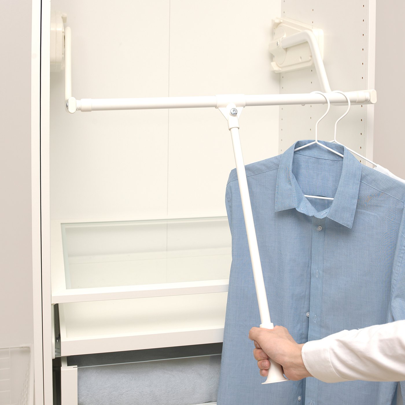 Человек вешалка. Телескопическая штанга для снятия одежды. Вещи на вешалке. Снятие одежды с вешалок. Палка для вешалок.