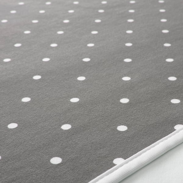 Close-up of a soft, durable babycare mat with small dots, made of polyester and cotton, designed for comfort and easy cleaning.