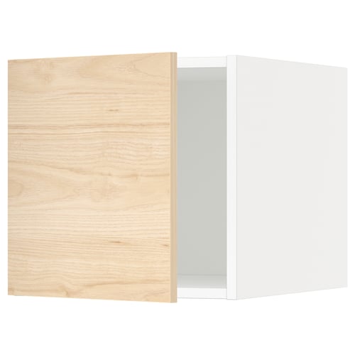 This image shows a modern kitchen cabinet from the METOD system. It a light ash wood-patterned door and five spacious shelves.