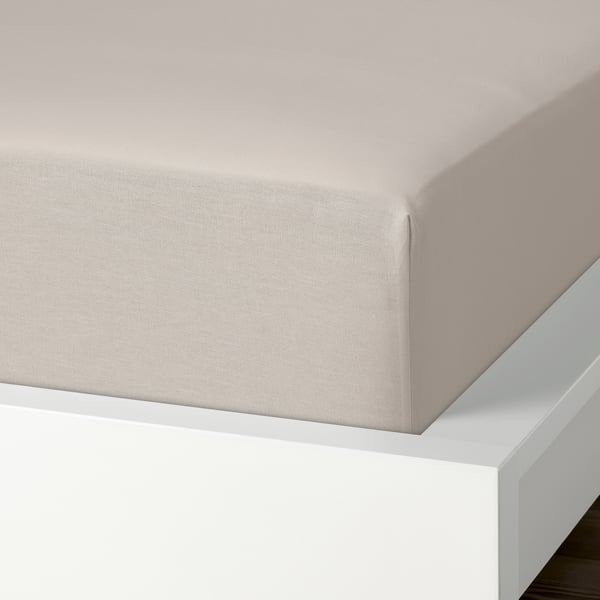 A fitted sheet with elastic edges, made of soft, breathable cotton, featuring a 152-thread count.