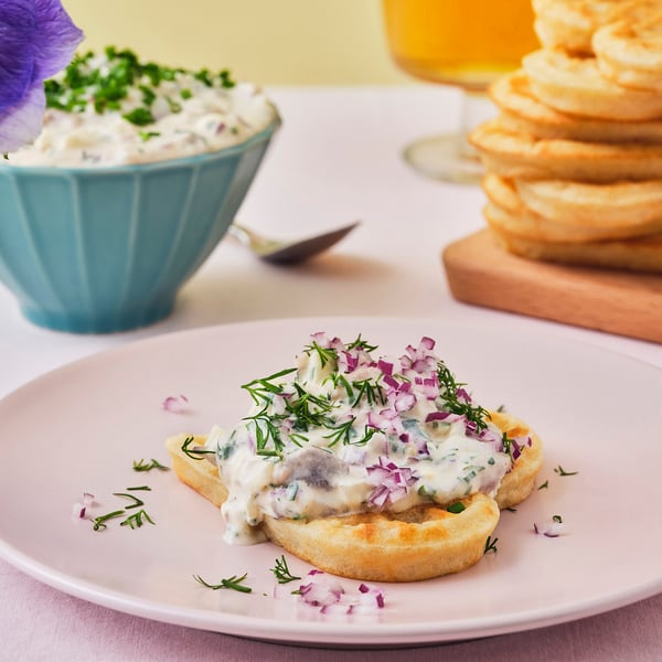 Heart-shaped waffles, crispy outside, soft inside, served with salmon & cream, garnished with red onions & dill. Ready-baked, heat & eat.
