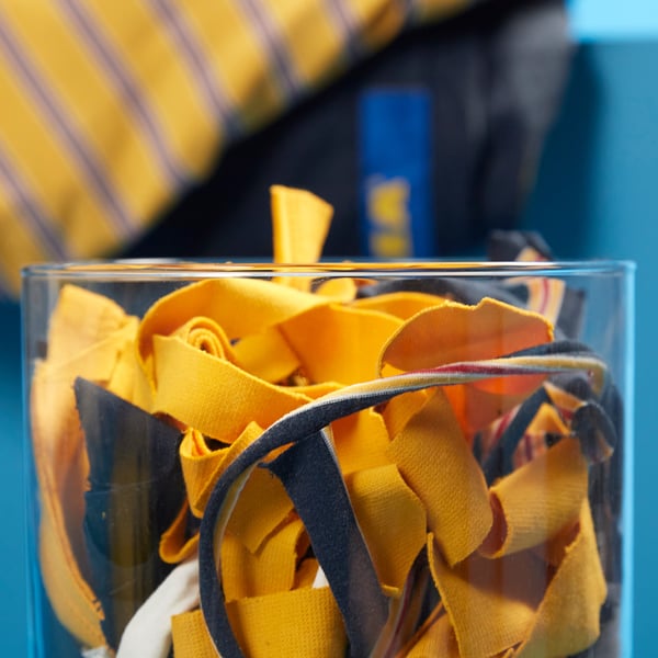Box of yellow VÄXELBRUK ribbons, larger than rubber bands.