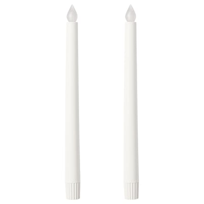 Dos elegantes velas led cilíndricas blancas con punta suave, diseñadas para una iluminación decorativa segura con función de temporizador automático.