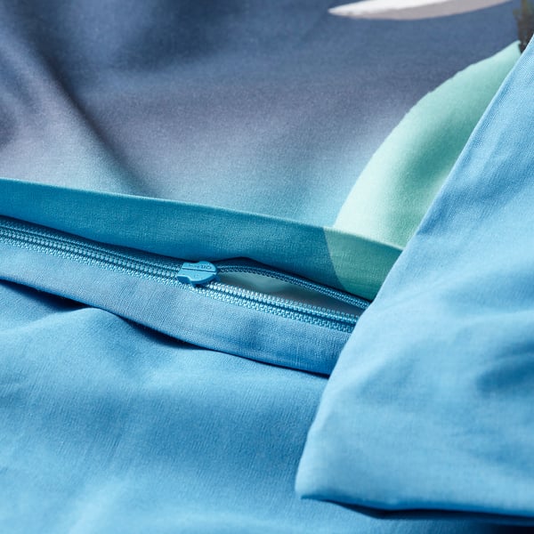 Primer plano de la funda nórdica azul con cremallera, que muestra su función de cierre fácil de usar.