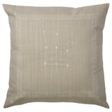 Una funda de cojín cuadrada beige de IKEA ÅKERNEJLIKA con diseños florales bordados a mano y cenefas geométricas, confeccionada en 100% algodón.