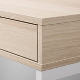 Moderno escritorio de madera con elegantes cajones incorporados y líneas limpias, con bordes lisos y acabados de calidad.