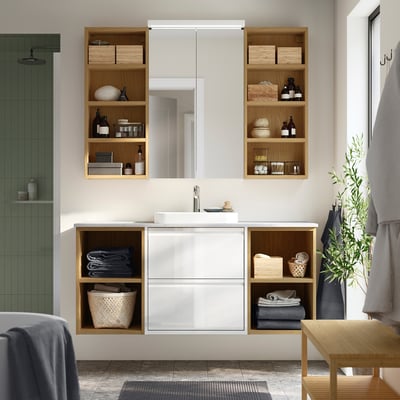 Baño moderno con tocador blanco ÄNGSJÖN, detalles en madera, almacenamiento abierto / cerrado, lavabo de mármol, espejos y decoración relajante.