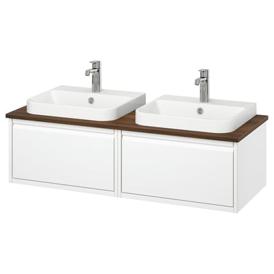 Moderno tocador de doble lavabo en blanco con encimera de madera, accesorios cromados.