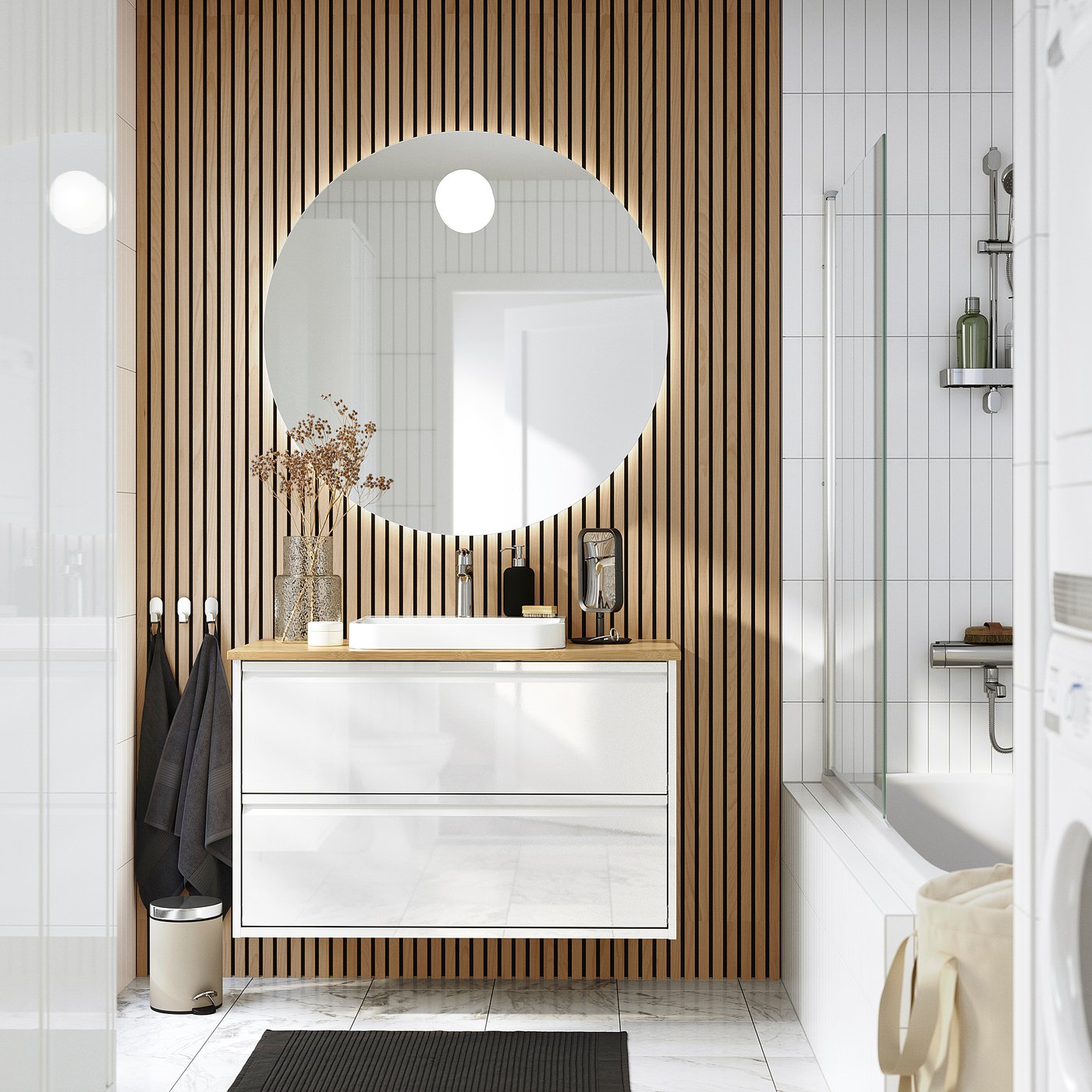 Baño moderno con tocador ÄNGSJÖN. Armario blanco, tiradores integrados, espejo en la parte superior.