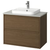 Tocador de baño moderno, madera marrón claro, lavabo blanco, montaje en la pared, diseño minimalista.