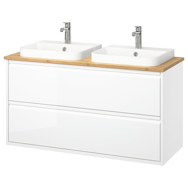 Moderno tocador de baño doble blanco con encimera de bambú, dos lavabos de cerámica y elegantes accesorios plateados.
