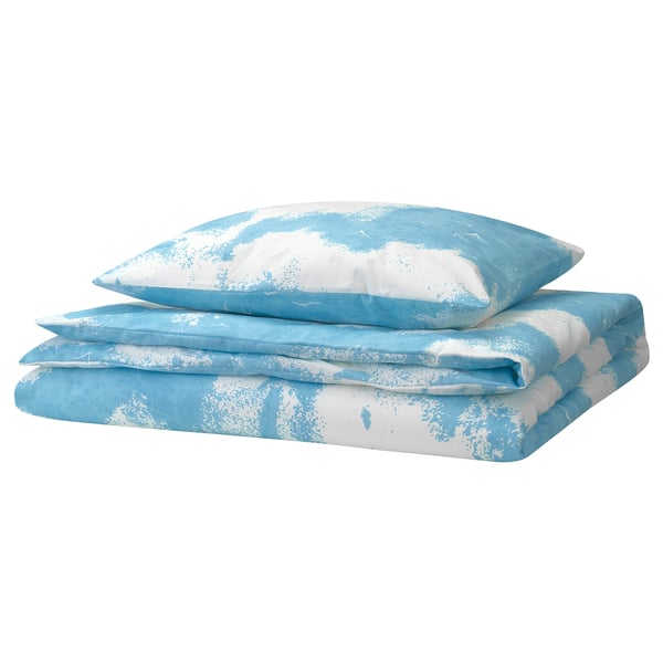 Juego de cama ÄNGSVITVINGE de Ikea en azul con estampado de nubes blancas, forma rectangular, cuidadosamente doblado.