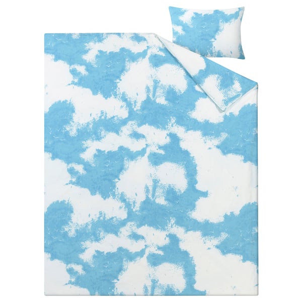 Juego de cama ÄNGSVITVINGE, estampado de cielo azul claro con nubes sobre blanco, funda nórdica rectangular y funda de almohada, confeccionada en algodón y viscosa.
