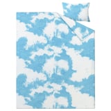 Juego de cama ÄNGSVITVINGE, estampado de cielo azul claro con nubes sobre blanco, funda nórdica rectangular y funda de almohada, confeccionada en algodón y viscosa.