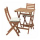 Un juego de comedor de exterior ASKHOLMEN con mesa de madera marrón y sillas plegables con cojines beige.