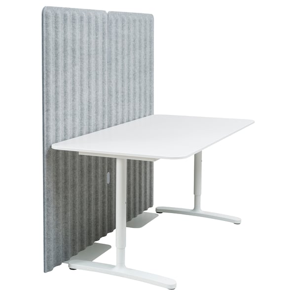 Un escritorio blanco BEKANT con un panel fonoabsorbente gris, que proporciona un espacio de trabajo limpio y moderno.
