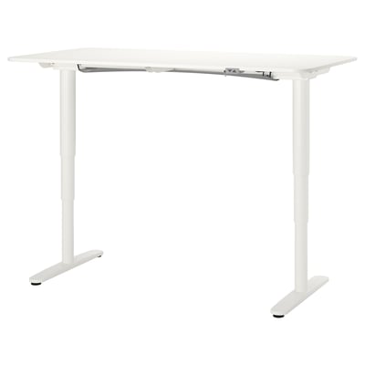 Un escritorio de bipedestación blanco IKEA BEKANT de forma rectangular, fabricado en tablero de partículas y acero, con mecanismo de altura regulable.