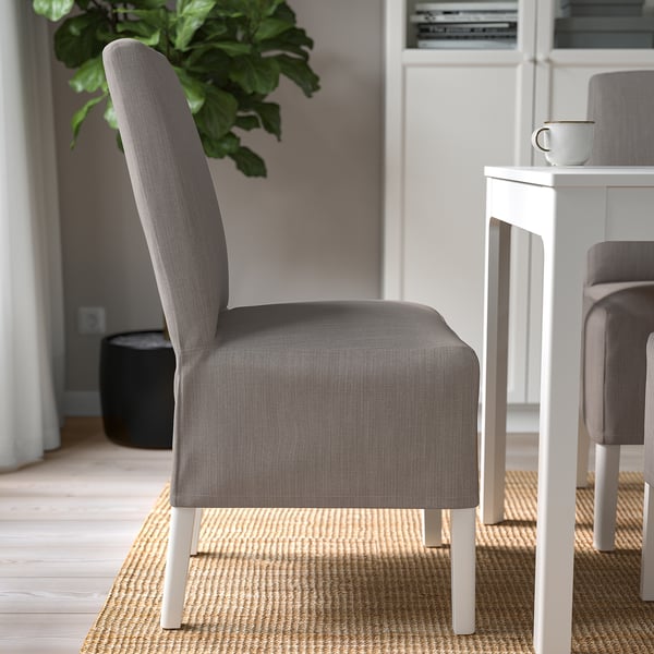 Una moderna silla de comedor tapizada con tela gris y patas de madera, que ofrece comodidad y estilo.