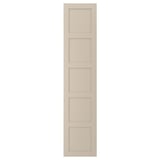 Una puerta de armario BERGSBO de color beige semimate con un diseño de cuatro paneles.