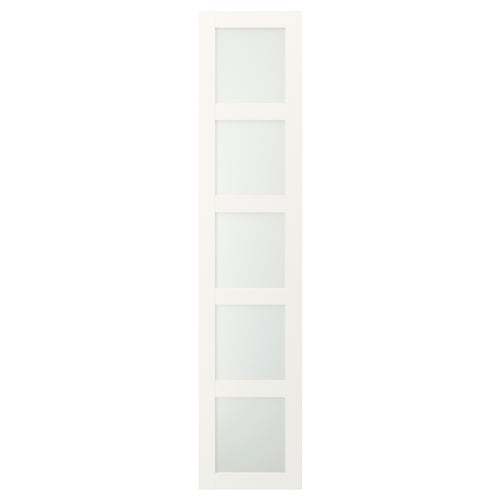 Una puerta BERGSBO blanca con cuatro paneles de vidrio esmerilado en un diseño cuadrado y moderno.
