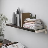 Estante de pared con capacidad para libros y jarrones.